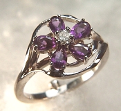 14KW Flower ring with amethysts and diamond